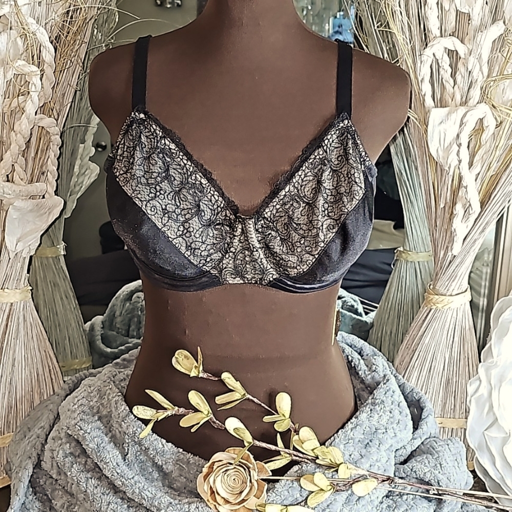 Bali Black Lace Underwire Bra. Women's Size: 34DDD.